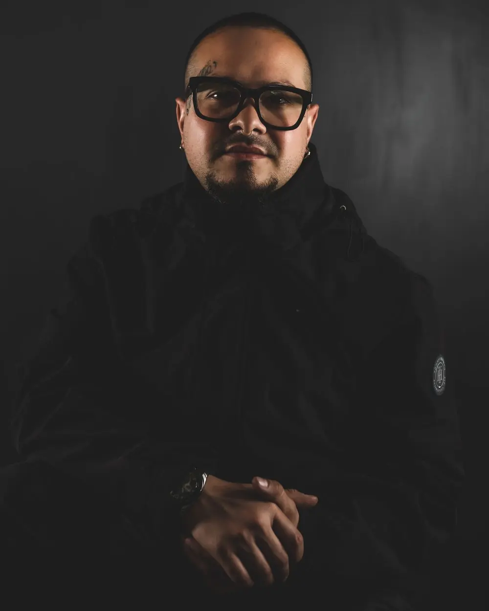 Retrato de Carlos Chávez, tatuador y fundador de Inktegral Studio