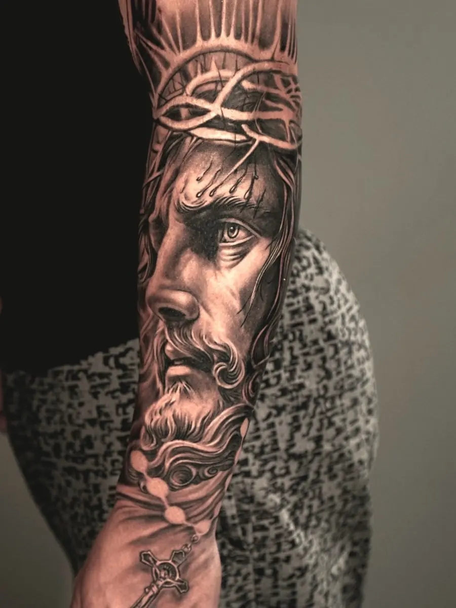 Cristo en black and grey con corona de espinas y rosario