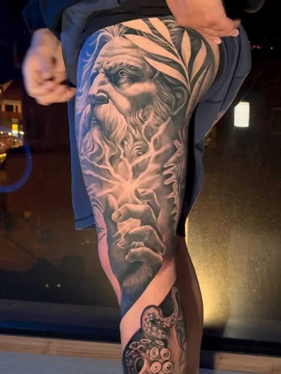 Pierna completa con Zeus y pulpo en realismo