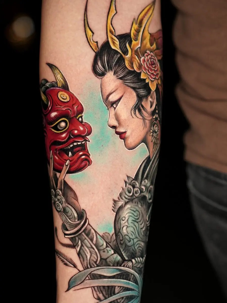 Tatuaje a color de geisha con máscara oni